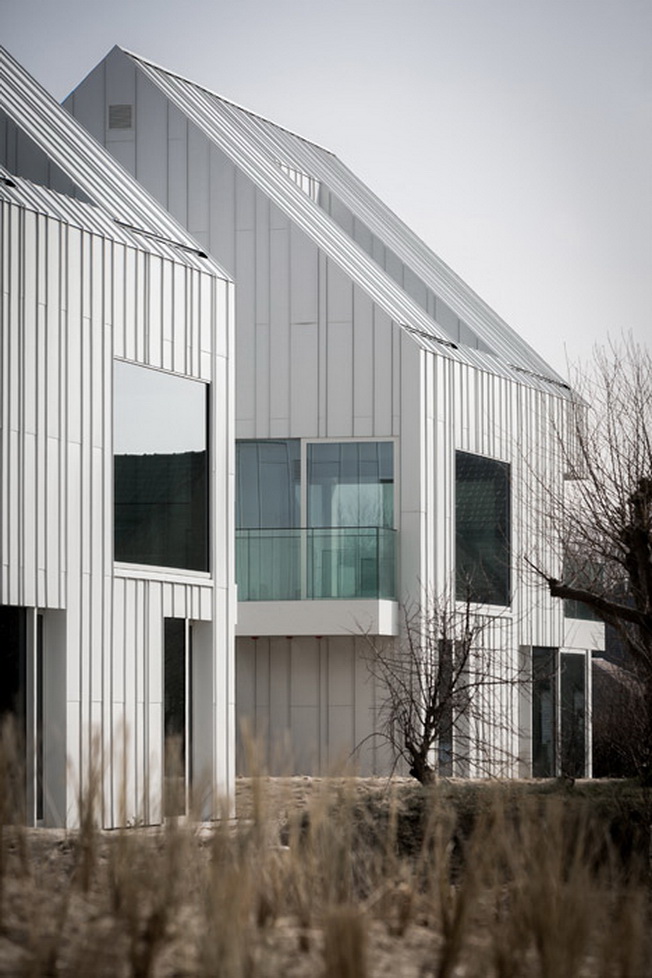Domy na belgijskim wybrzeżu wyposażone w "białą aluminiową skórę"