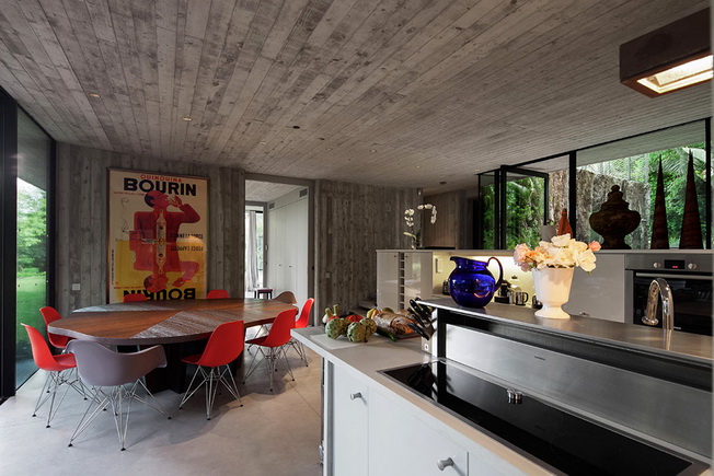 Śmiałe połączenie betonu i szkła w domu z Saint – Tropez