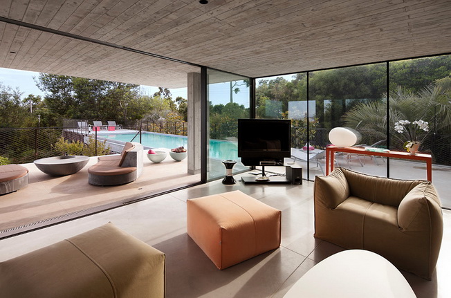 Śmiałe połączenie betonu i szkła w domu z Saint – Tropez