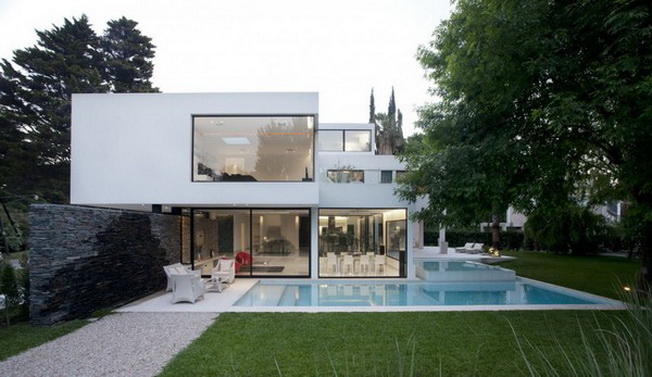 Carrara House – nowoczesna, biała rezydencja