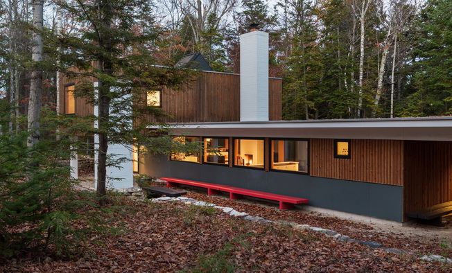 Salmela buduje dom w lasach Wisconsin w czterech oddzielnych etapach