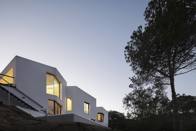 Dom w LLavaneres autorstwa MIRAG ArquitecturaiGestió