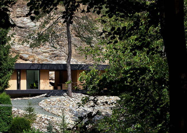 Beres Architects: Drewniana chatka pośród skał