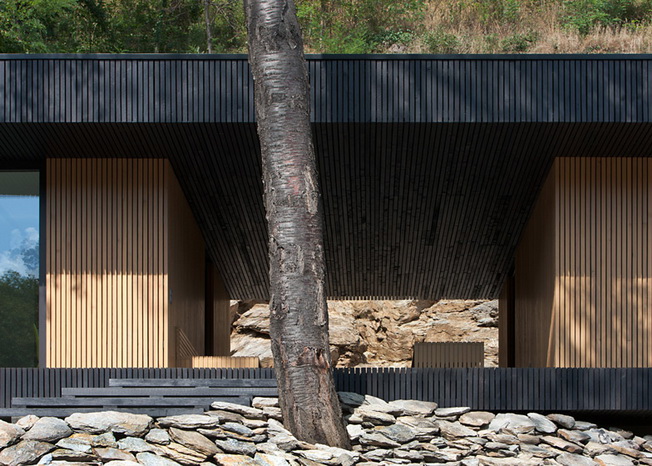 Beres Architects: Drewniana chatka pośród skał