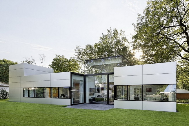 Jednopiętrowy dom w formie sześcianów z metalową fasadą