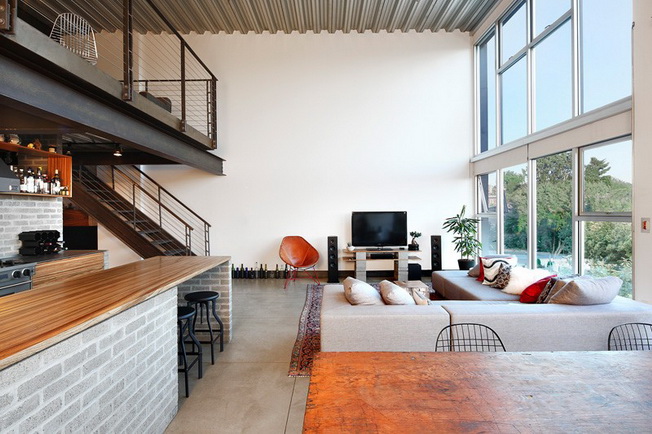 Firma SHED Architecture & Design zakończyła przebudowę loftu w Capitol Hill w Seattle, w stanie Washington.