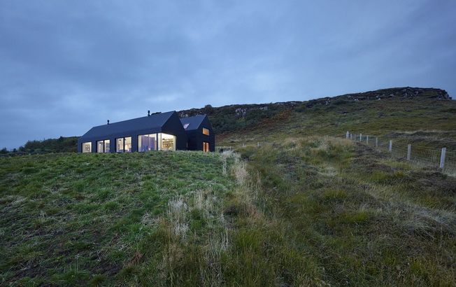 Prywatna rezydencja projektu Dualchas Architects na Wyspie Skye