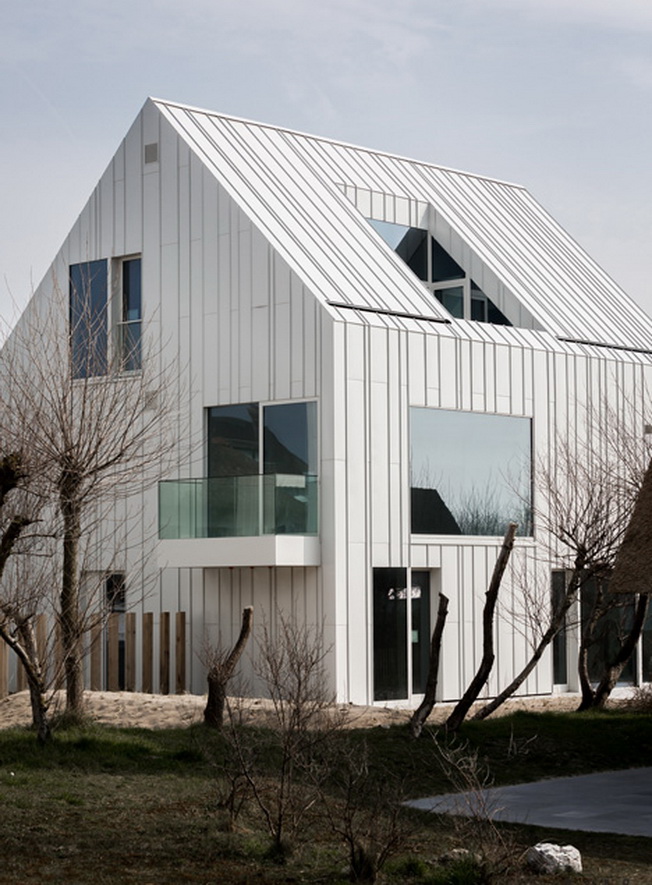 Domy na belgijskim wybrzeżu wyposażone w "białą aluminiową skórę"